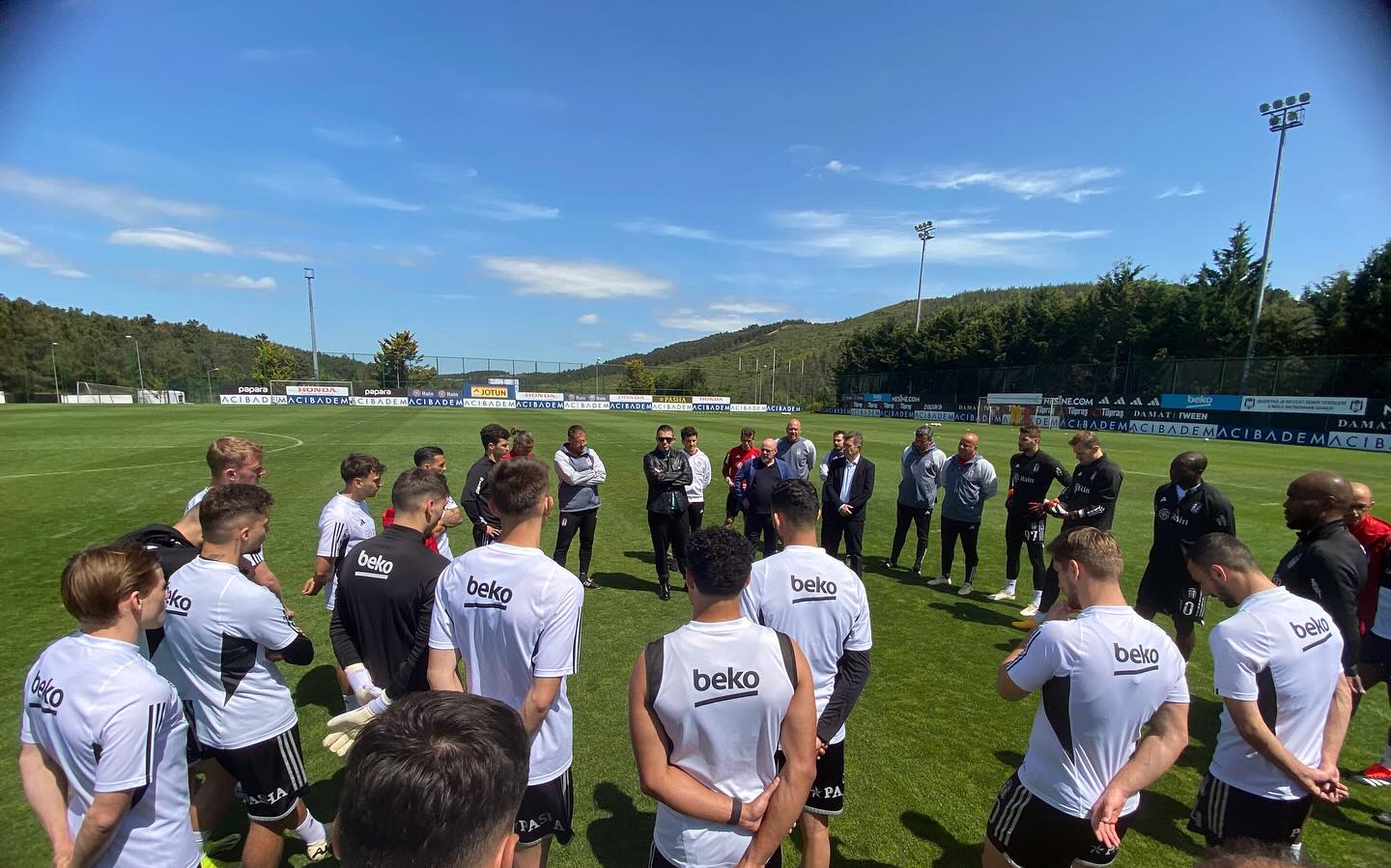 BJK YÖNETİMİ FUTBOLCULARLA BİR ARAYA GELDİ
