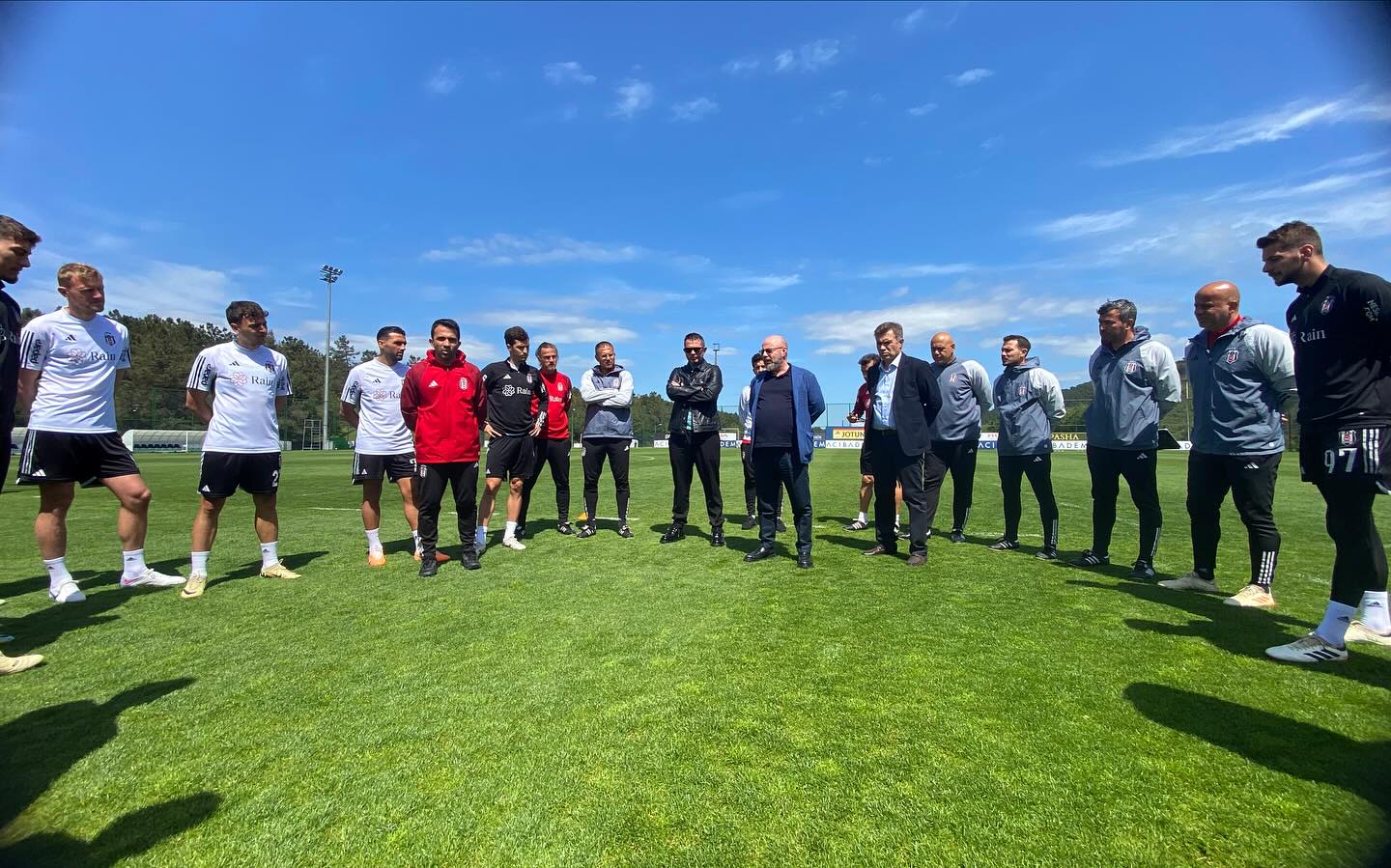 BJK YÖNETİMİ FUTBOLCULARLA BİR ARAYA GELDİ