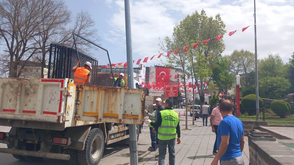 ŞEHRİN TÜM NOKTALARINDA HAZIRLIKLAR SÜRÜYOR