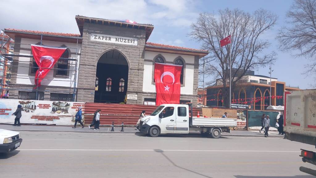 ŞEHRİN TÜM NOKTALARINDA HAZIRLIKLAR SÜRÜYOR