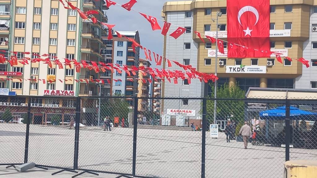 ŞEHRİN TÜM NOKTALARINDA HAZIRLIKLAR SÜRÜYOR