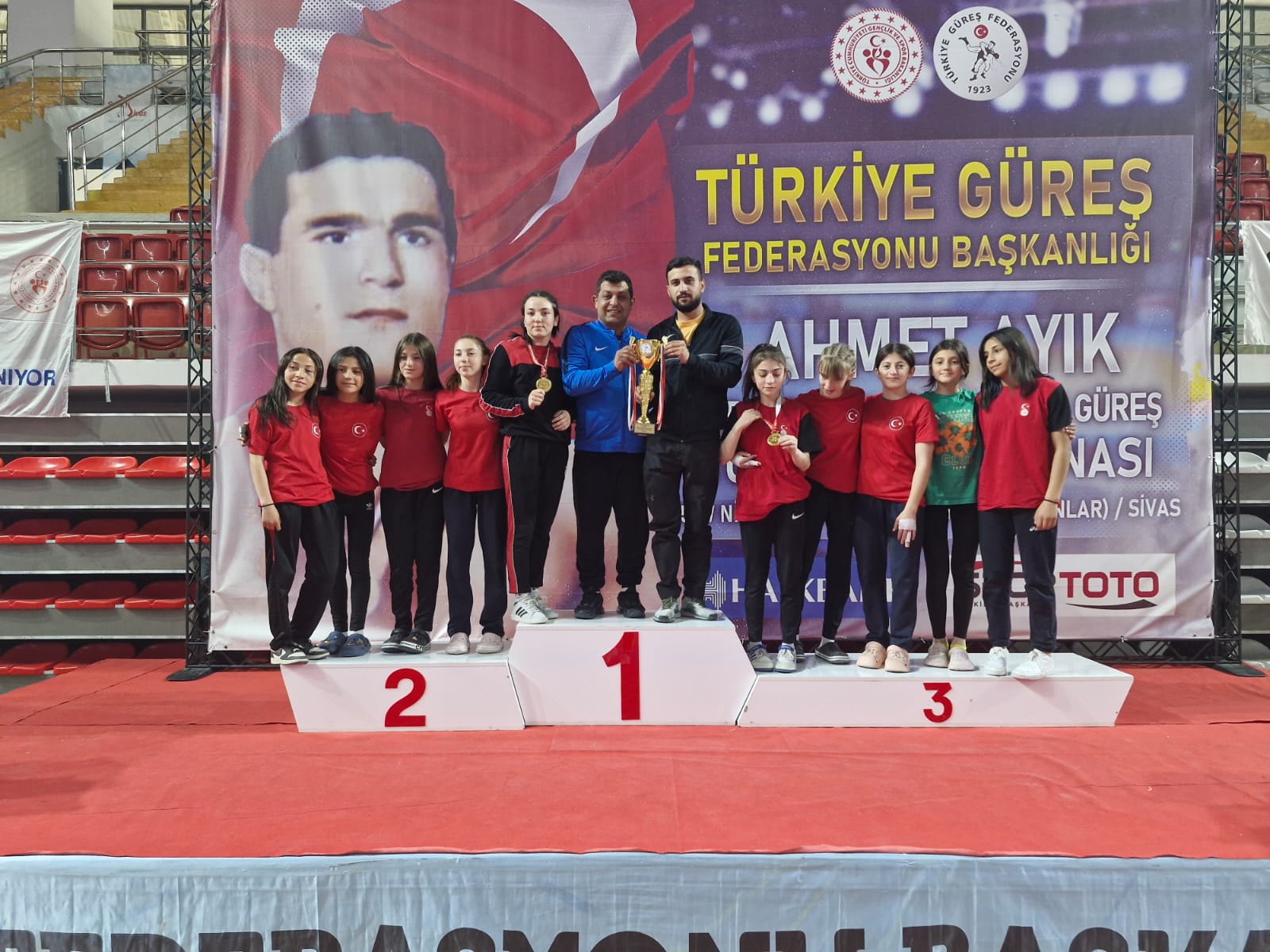 YURDUNUSEVEN, BAŞARIDAN BAŞARIYA KOŞAN SPORCULARI TEBRİK ETTİ