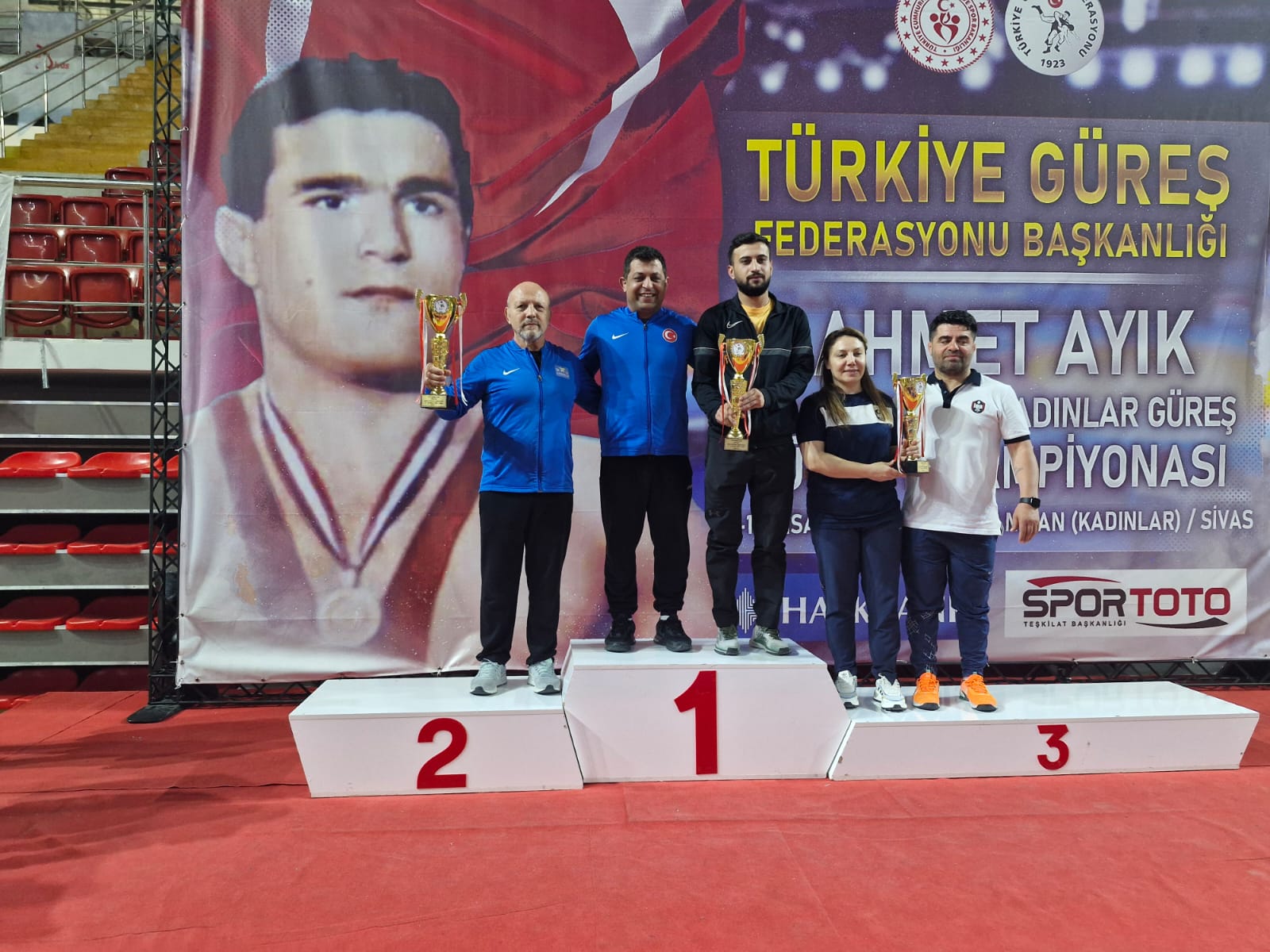 YURDUNUSEVEN, BAŞARIDAN BAŞARIYA KOŞAN SPORCULARI TEBRİK ETTİ