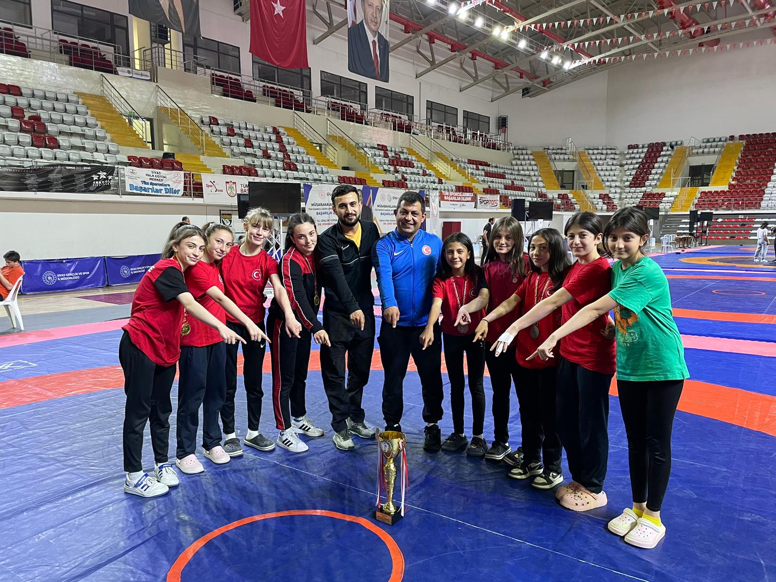 YURDUNUSEVEN, BAŞARIDAN BAŞARIYA KOŞAN SPORCULARI TEBRİK ETTİ