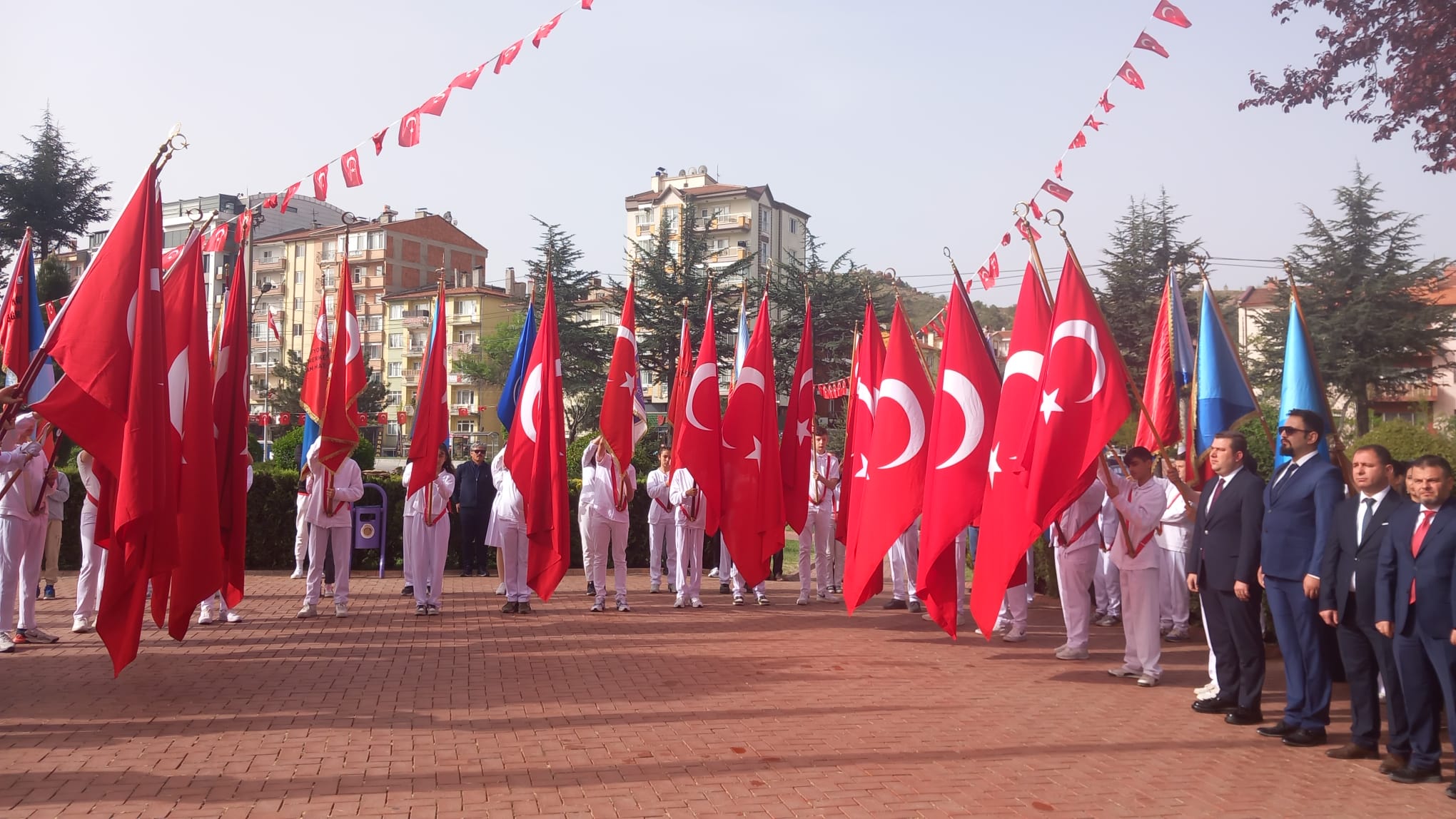 23 Nisan Kutlamaları Başladı ilk Durak Atanın Huzuru Oldu