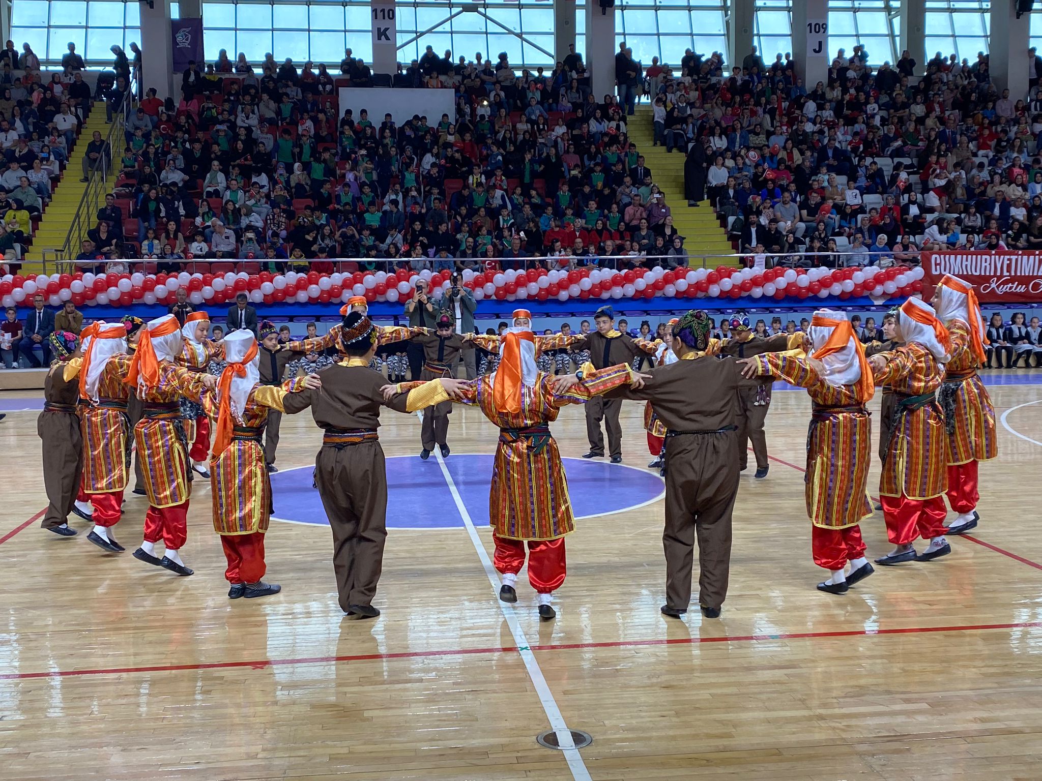 TOKİ Mevlana İlkokulu Öğrencilerinden Folklor Gösterisi