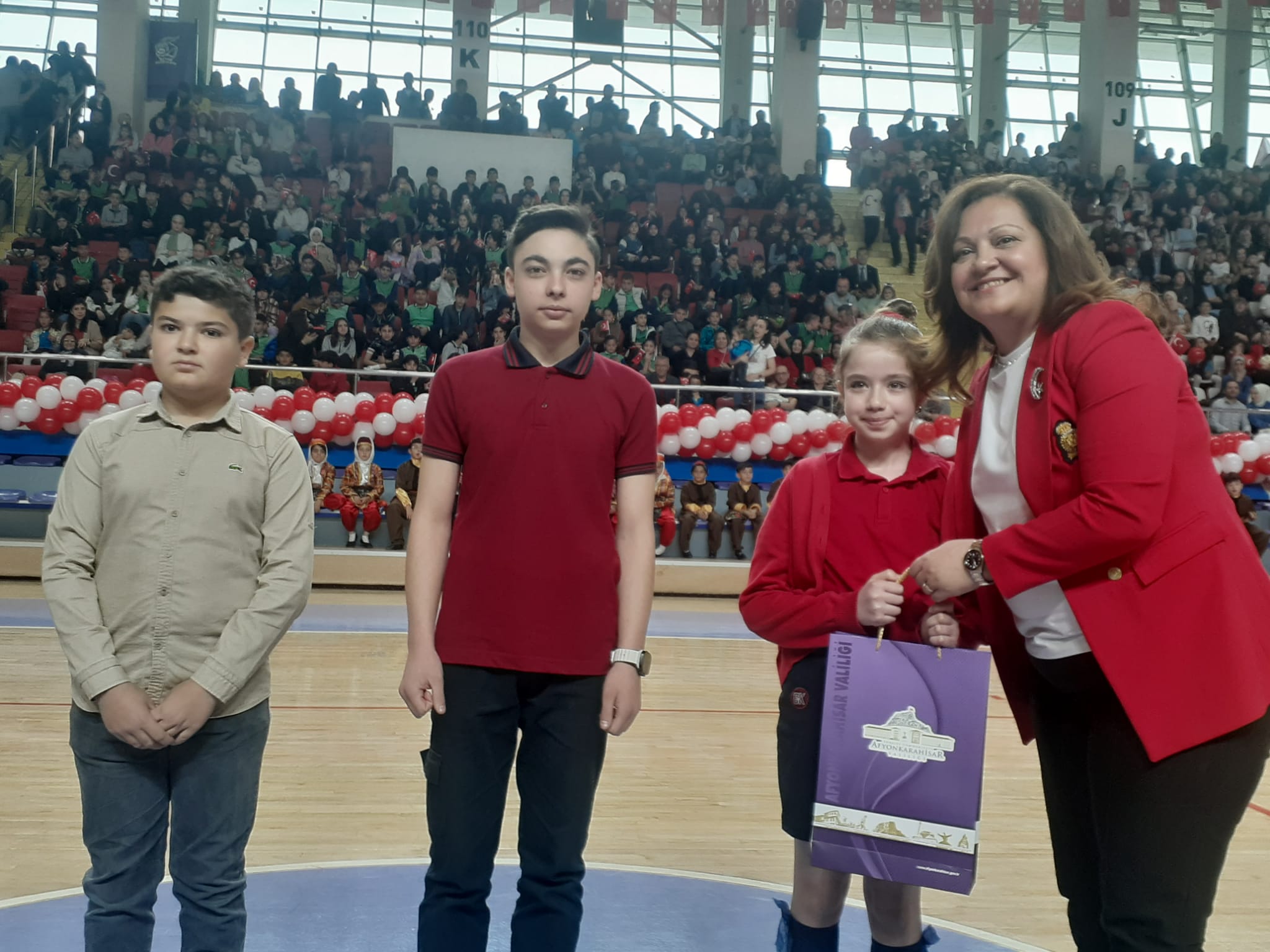 Minikler Hediyelerini Başkan Köksal'dan Aldılar