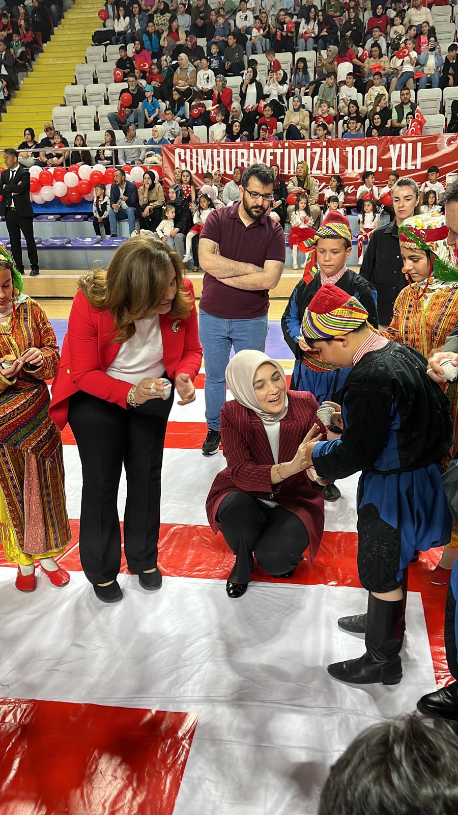 VALİ VE  BELEDİYE  BAŞKANI  ÖĞRENCİLERİN HEYECANINA  ORTAK OLDU