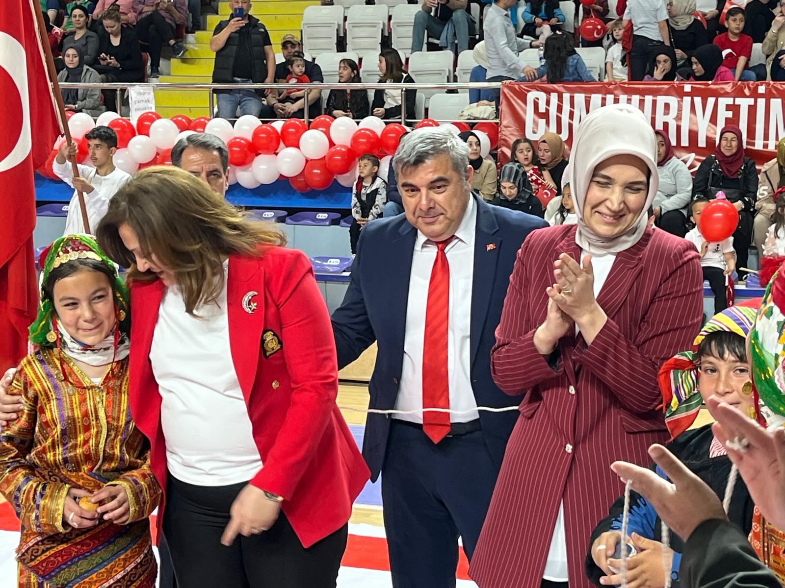 VALİ VE  BELEDİYE  BAŞKANI  ÖĞRENCİLERİN HEYECANINA  ORTAK OLDU