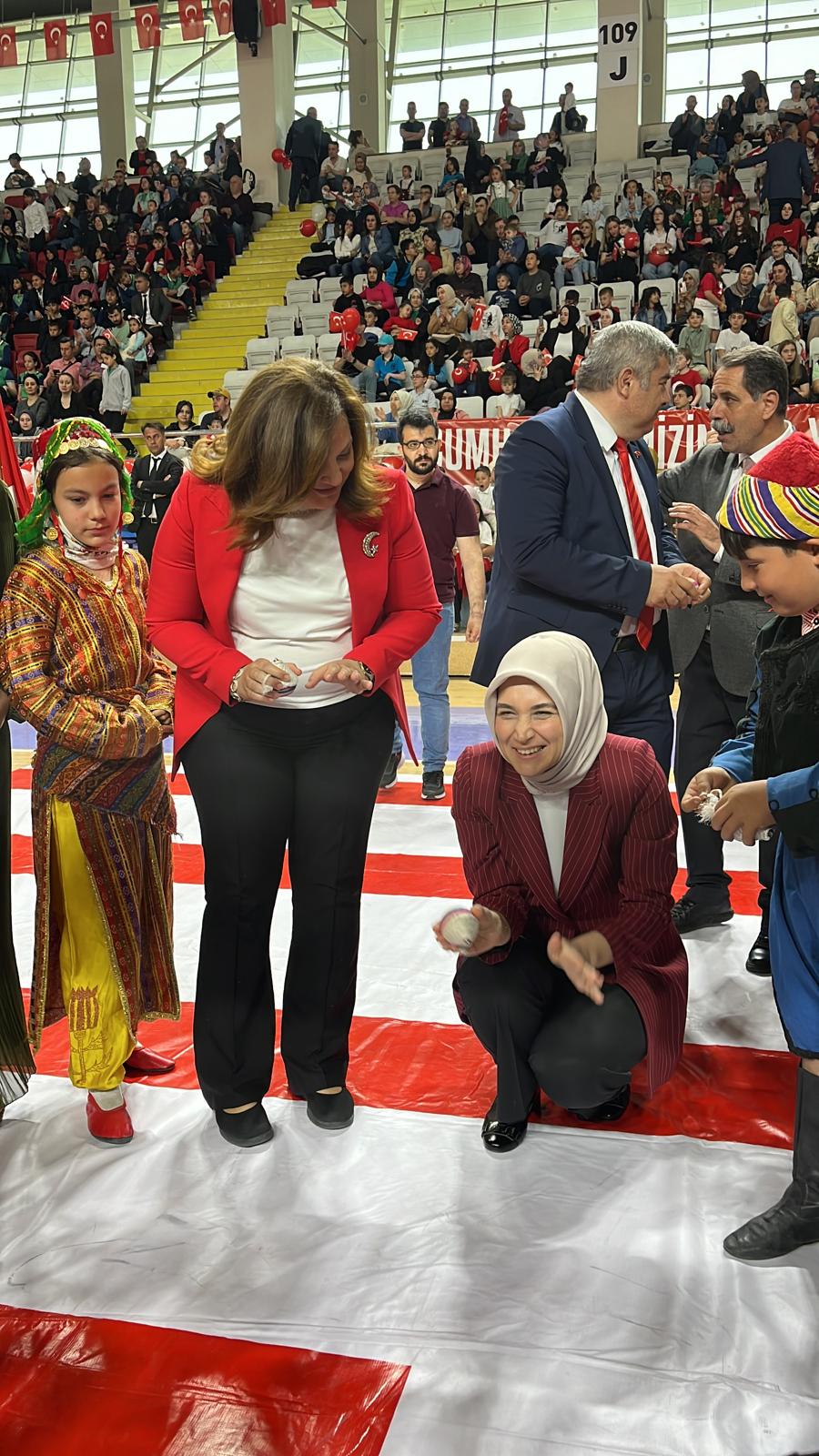 VALİ VE  BELEDİYE  BAŞKANI  ÖĞRENCİLERİN HEYECANINA  ORTAK OLDU
