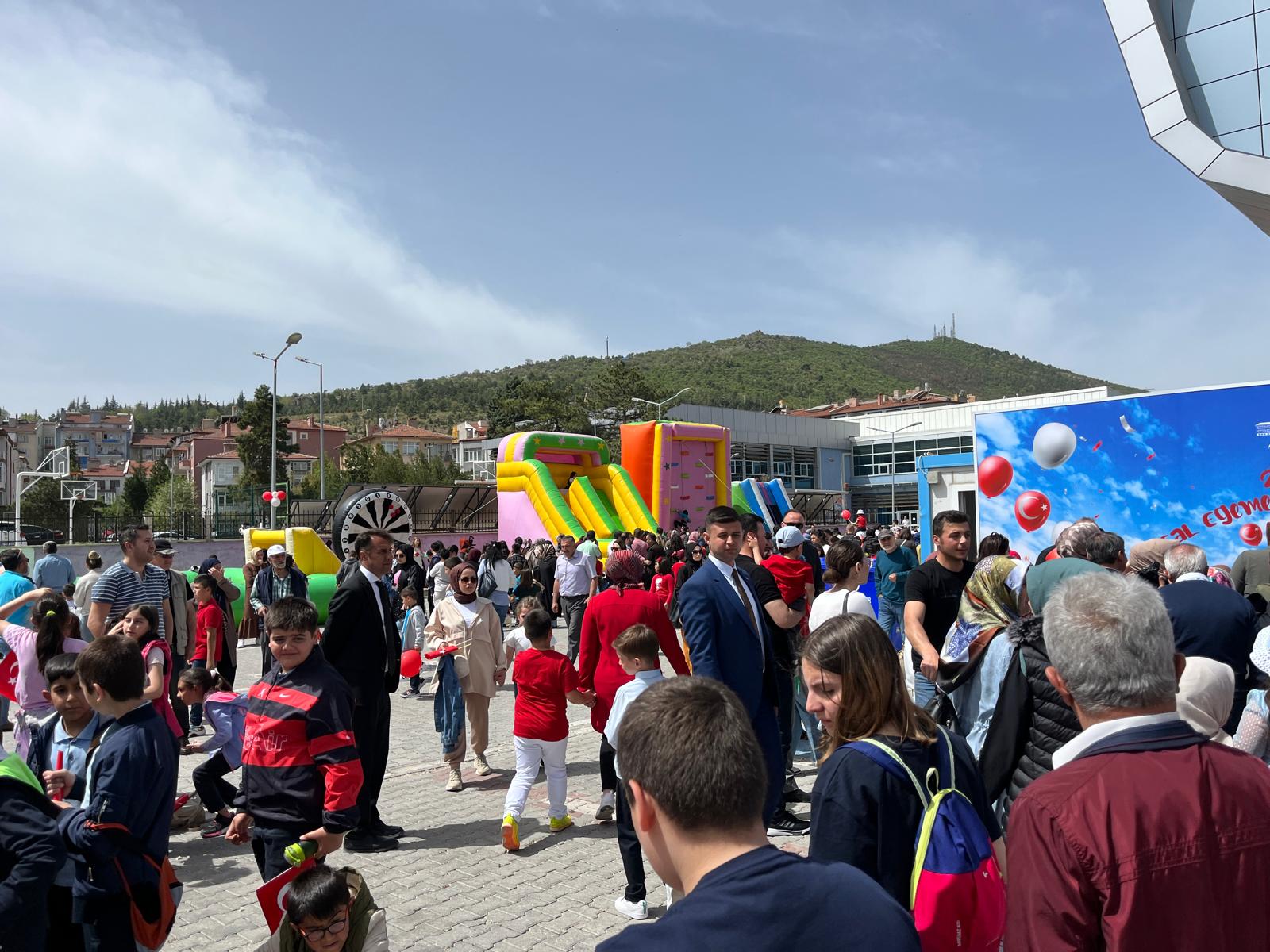 VEYSEL EROĞLU SPOR SALONUNUN BAHÇESİNDE KUTLAMALAR DEVAM EDİYOR