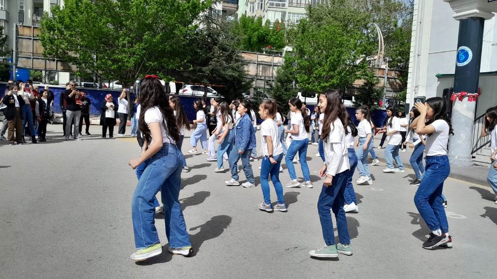 ŞEMSETTİN KARAHİSARİ ORTAOKULUNDA 23 NİSAN HEYECANI