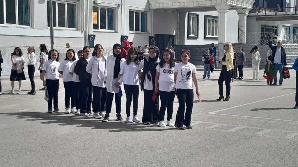 ŞEMSETTİN KARAHİSARİ ORTAOKULUNDA 23 NİSAN HEYECANI