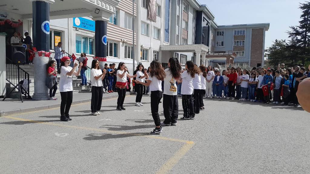 ŞEMSETTİN KARAHİSARİ ORTAOKULUNDA 23 NİSAN HEYECANI