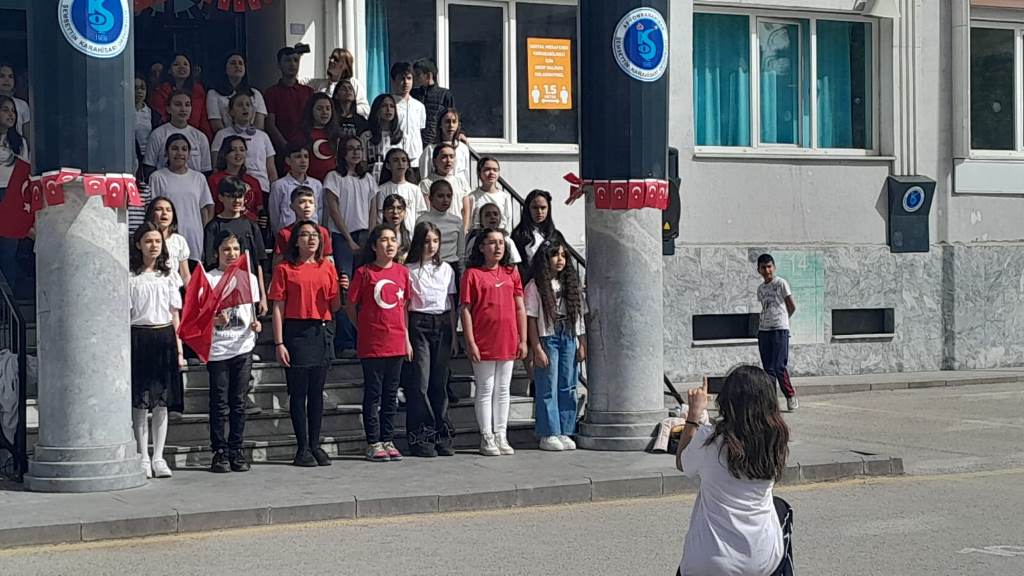 ŞEMSETTİN KARAHİSARİ ORTAOKULUNDA 23 NİSAN HEYECANI
