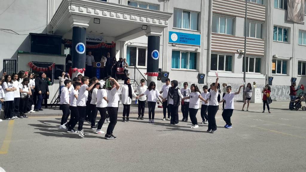 ŞEMSETTİN KARAHİSARİ ORTAOKULUNDA 23 NİSAN HEYECANI