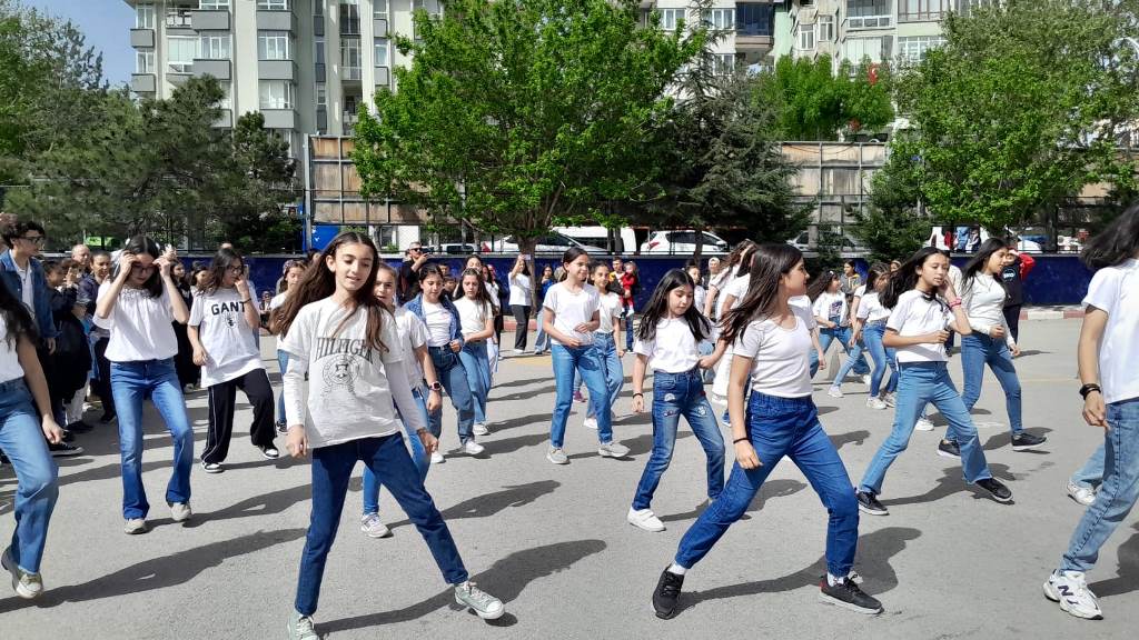 ŞEMSETTİN KARAHİSARİ ORTAOKULUNDA 23 NİSAN HEYECANI