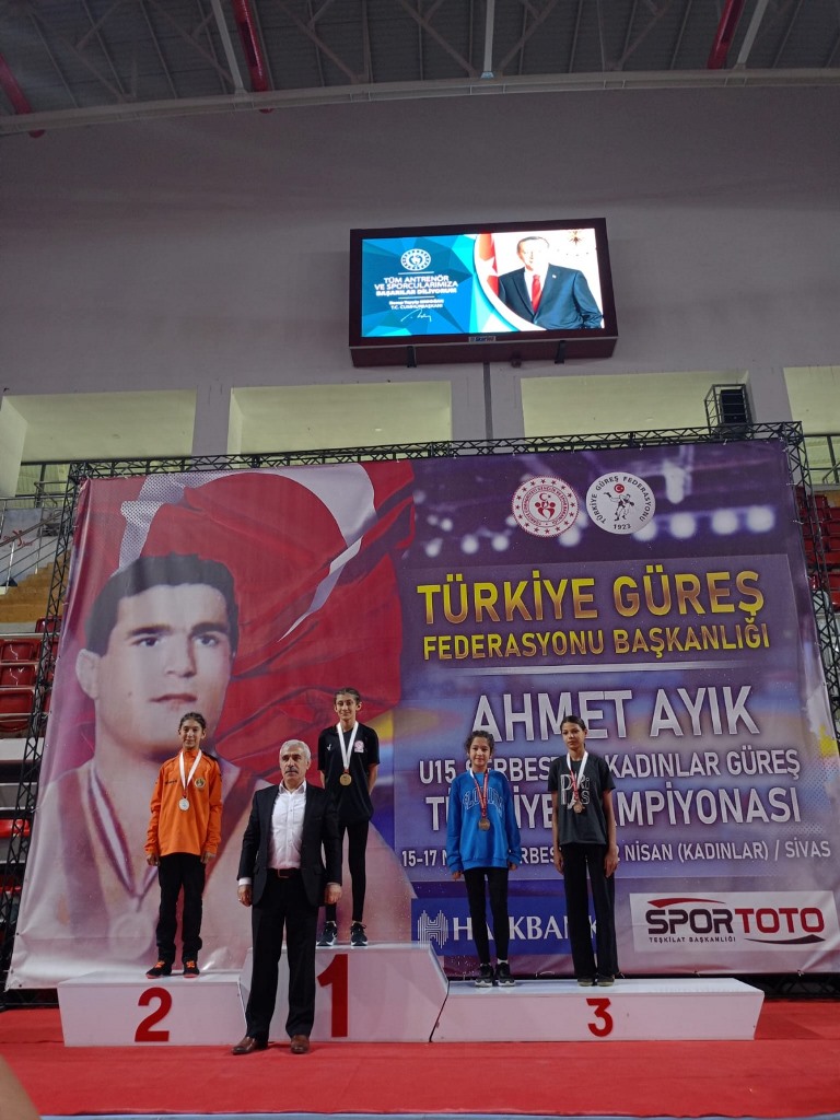 MİNDERİN SULTANLARI YİNE MADALYA YAĞDIRDI