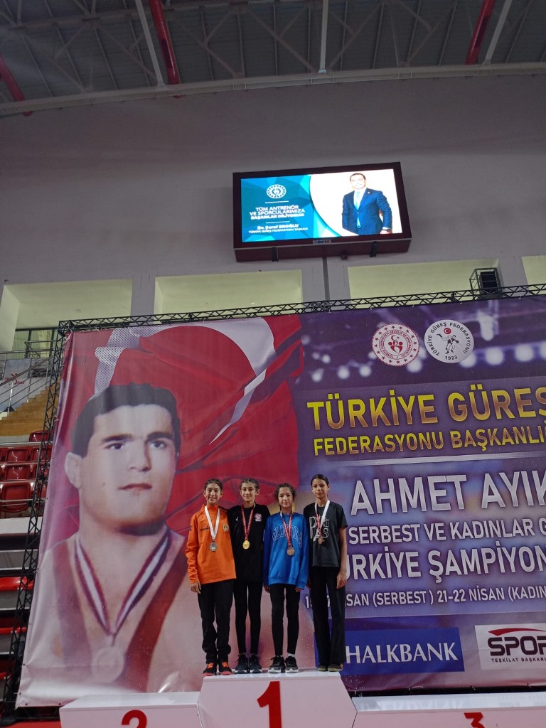 MİNDERİN SULTANLARI YİNE MADALYA YAĞDIRDI