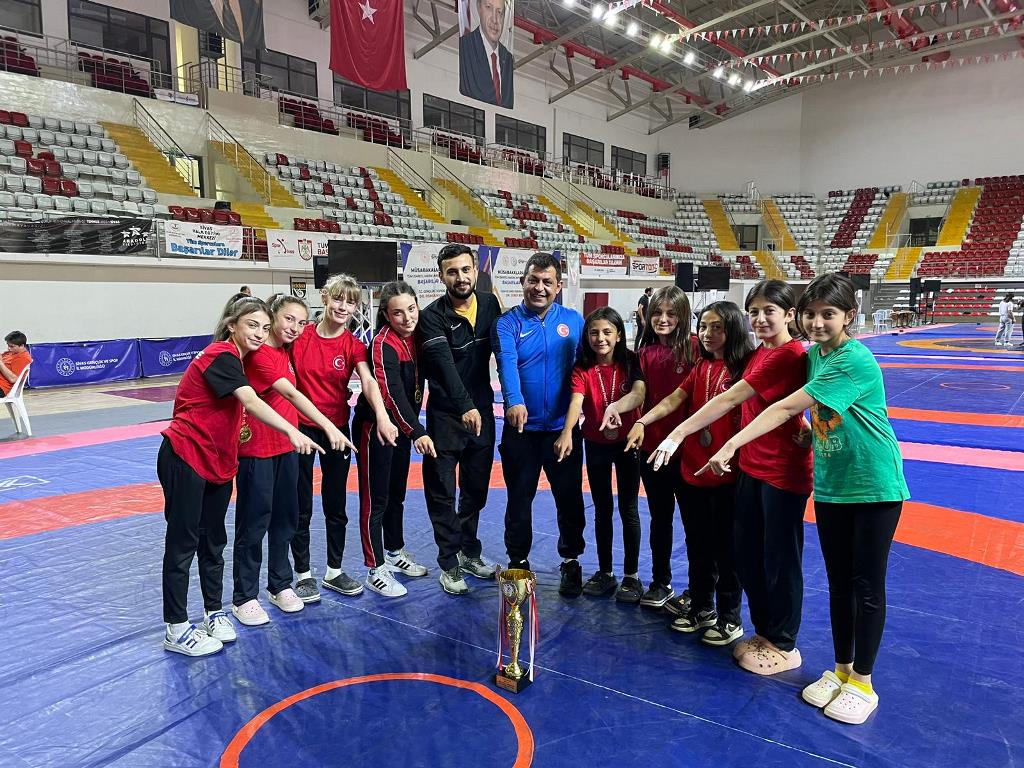 MİNDERİN SULTANLARI YİNE MADALYA YAĞDIRDI