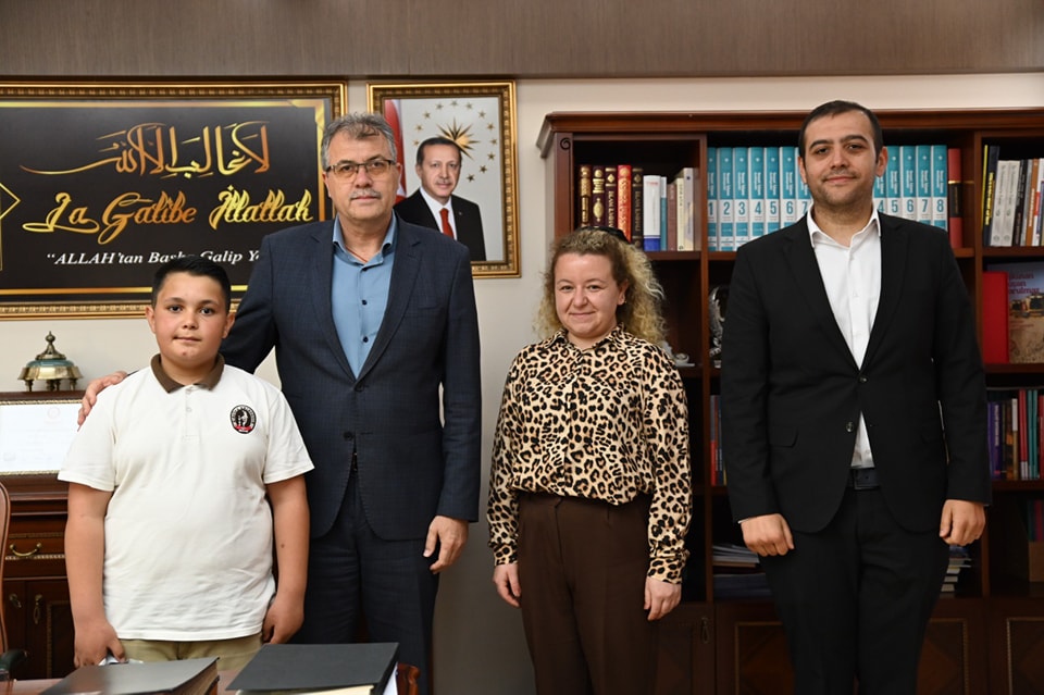 BAŞKAN KOYUNCU KOLTUĞUNU GENÇLERE BIRAKTI