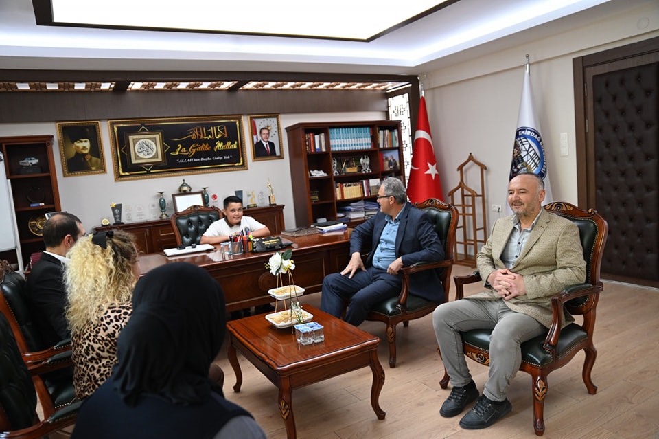 BAŞKAN KOYUNCU KOLTUĞUNU GENÇLERE BIRAKTI