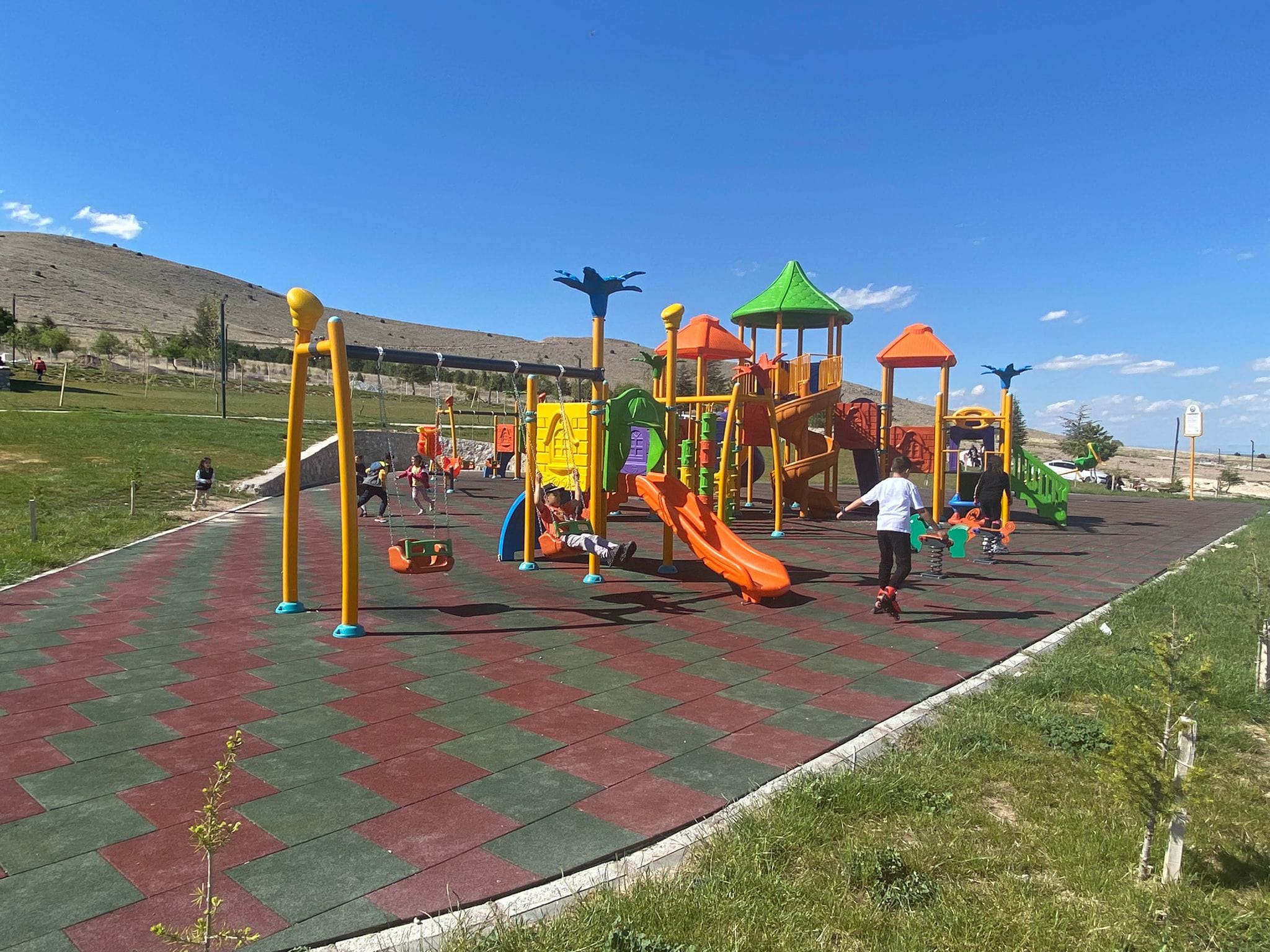 EMİRDAĞ MİLLET BAHÇESİNE YOĞUN İLGİ