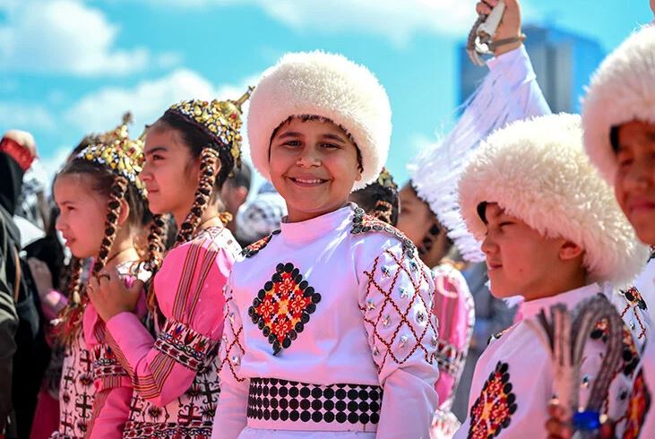 Dünyanın dört bir yanından gelen çocuklar dans gösterisi sundu