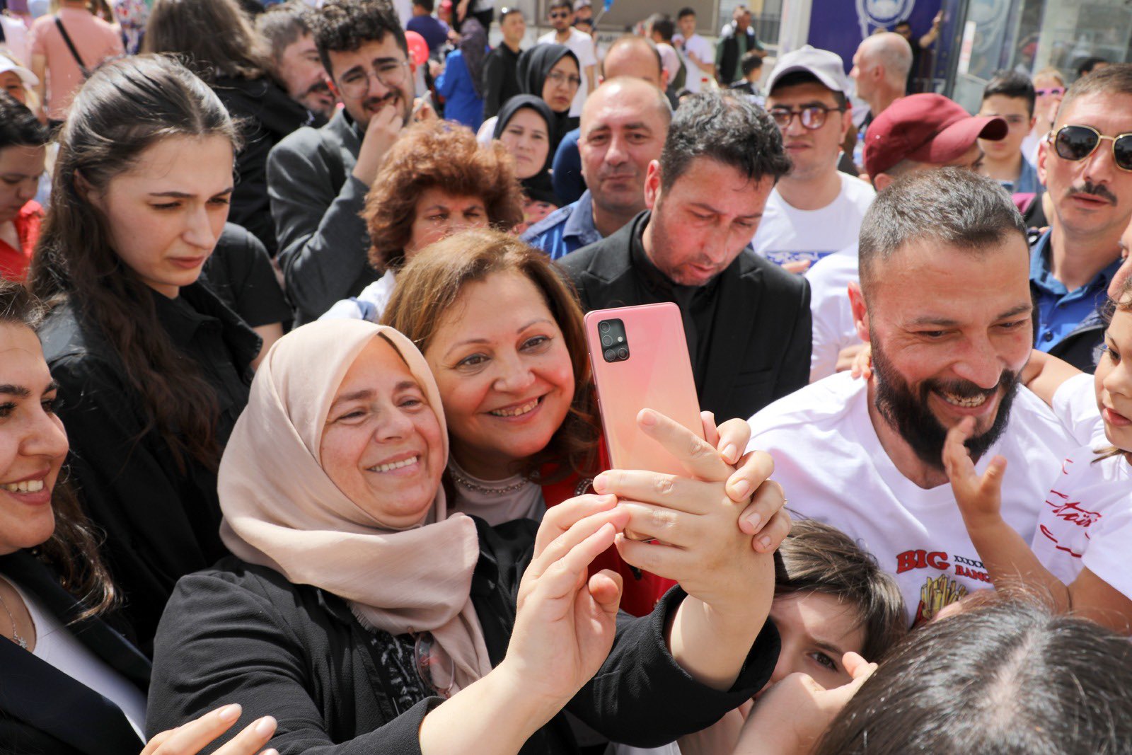 Başkan Köksal Çocuklar ve Aileleriyle Yakından İlgilendi