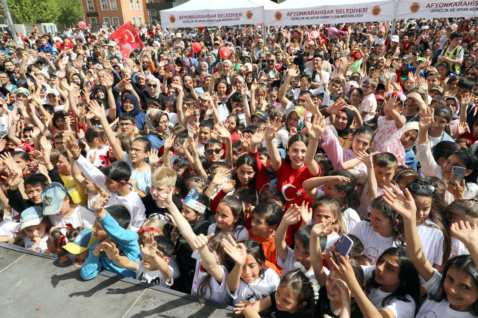 Başkan Köksal Çocuklar ve Aileleriyle Yakından İlgilendi