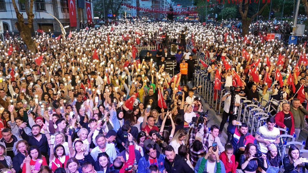 IŞIK GÖSTERİSİ MUHTEŞEM GÖRÜNTÜLER OLUŞTURDU