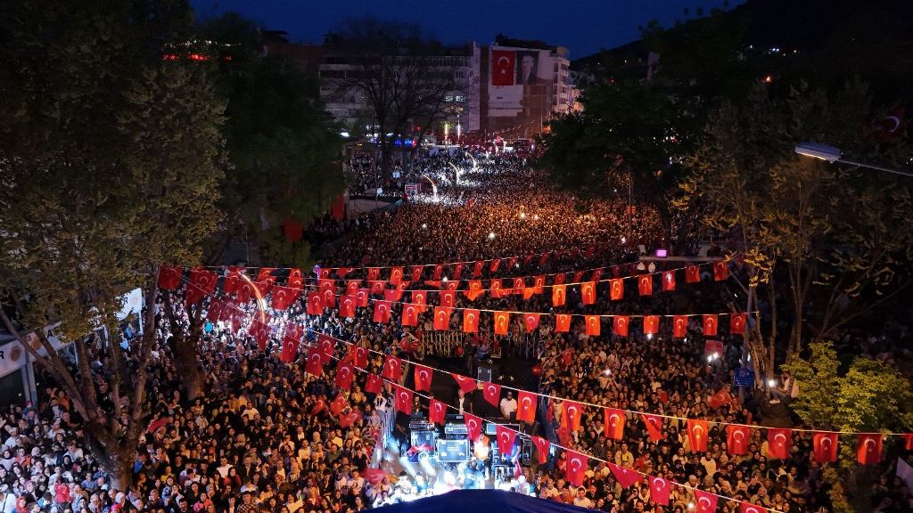IŞIK GÖSTERİSİ MUHTEŞEM GÖRÜNTÜLER OLUŞTURDU