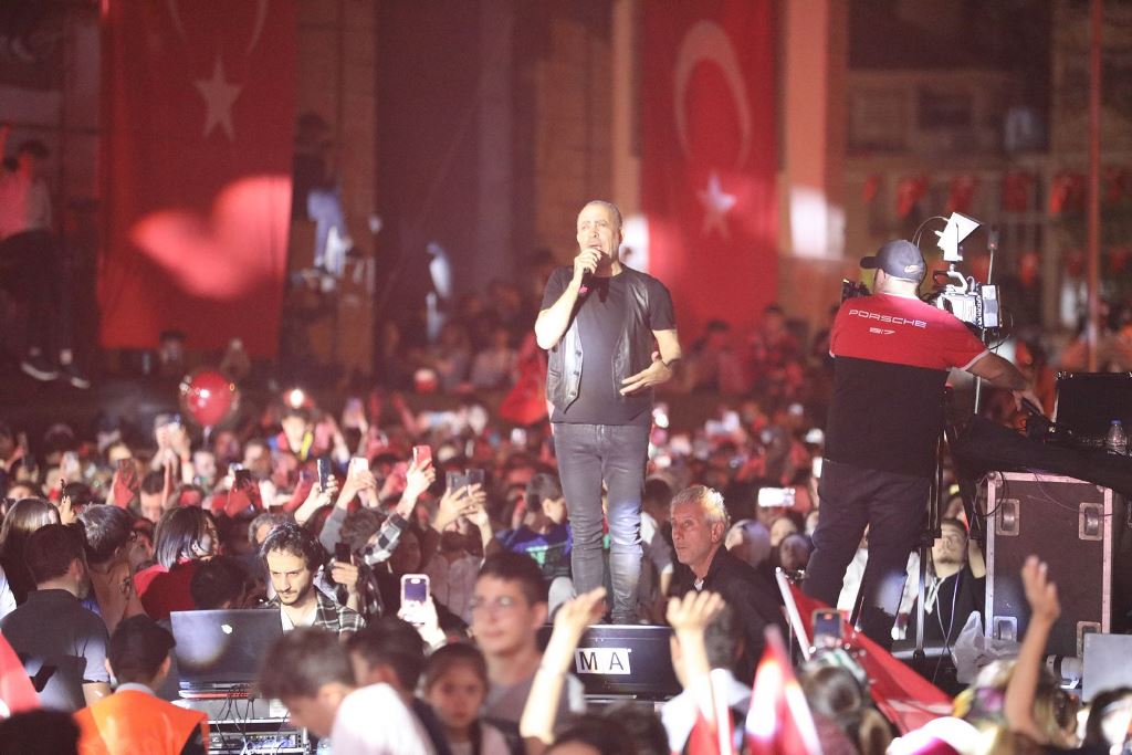 IŞIK GÖSTERİSİ MUHTEŞEM GÖRÜNTÜLER OLUŞTURDU