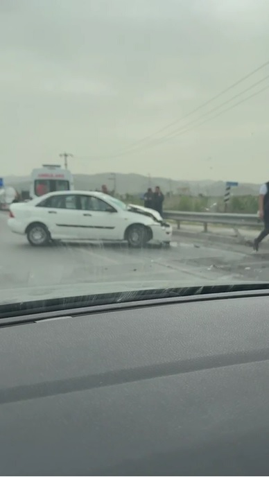Köprülü Kavşakta Yaşanan Kazada 2 Kişi Yaralandı