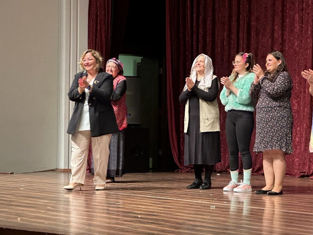 SANDIKLILI KADINLAR, İSTANBUL'DA TİYATRO OYUNU SERGİLEDİ