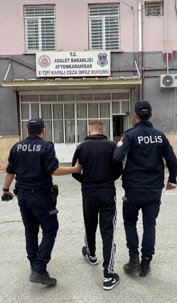 AFYONKARAHİSAR'DA FİRARİ 2 HÜKÜMLÜ YAKALANDI