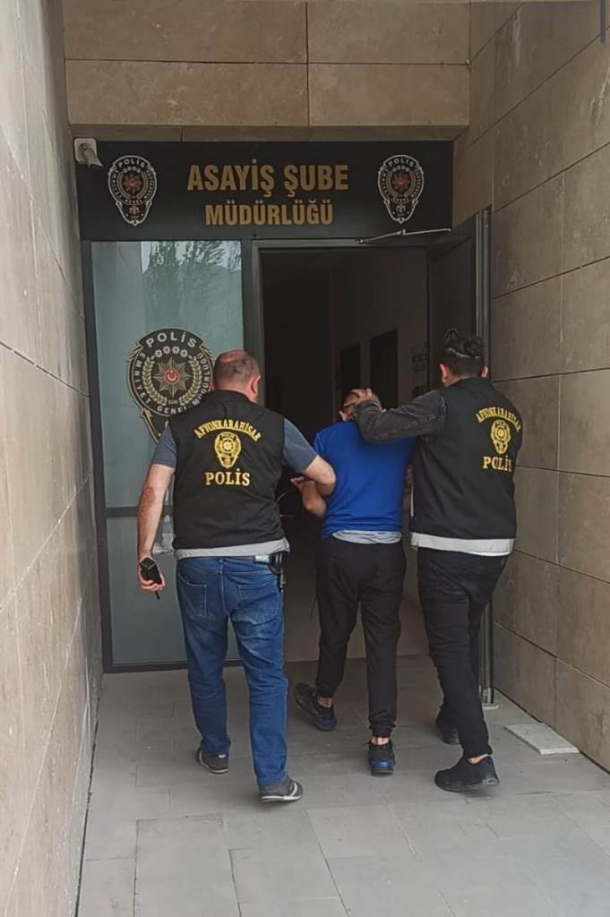 AFYONKARAHİSAR'DA FİRARİ 2 HÜKÜMLÜ YAKALANDI
