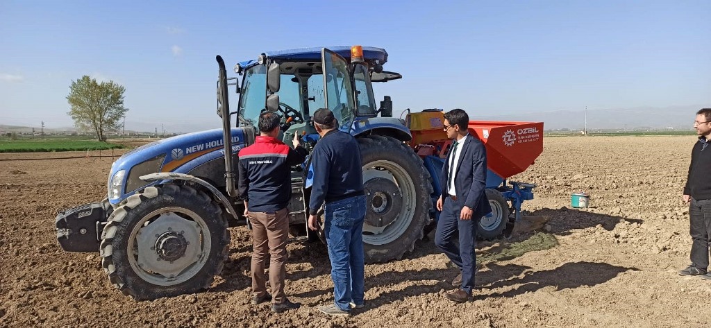 MÜDÜR PARLAK PATATES EKİMİNE KATILDI