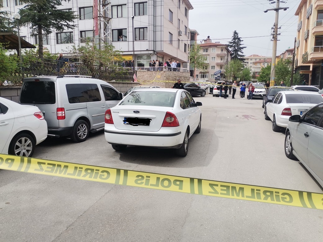 Afyonkarahisar'da Adliye'nin arka sokağında silah sesleri yükseldi