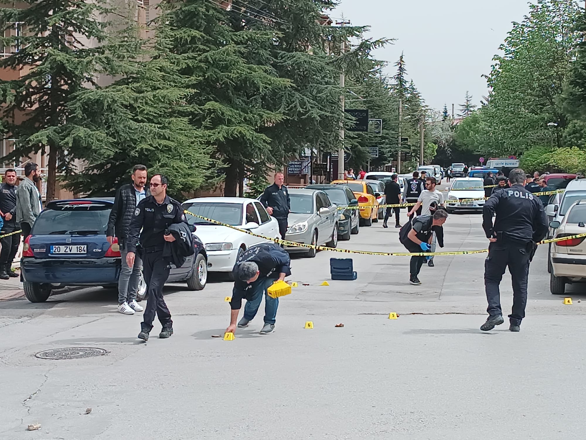 Afyonkarahisar'da Adliye'nin arka sokağında silah sesleri yükseldi