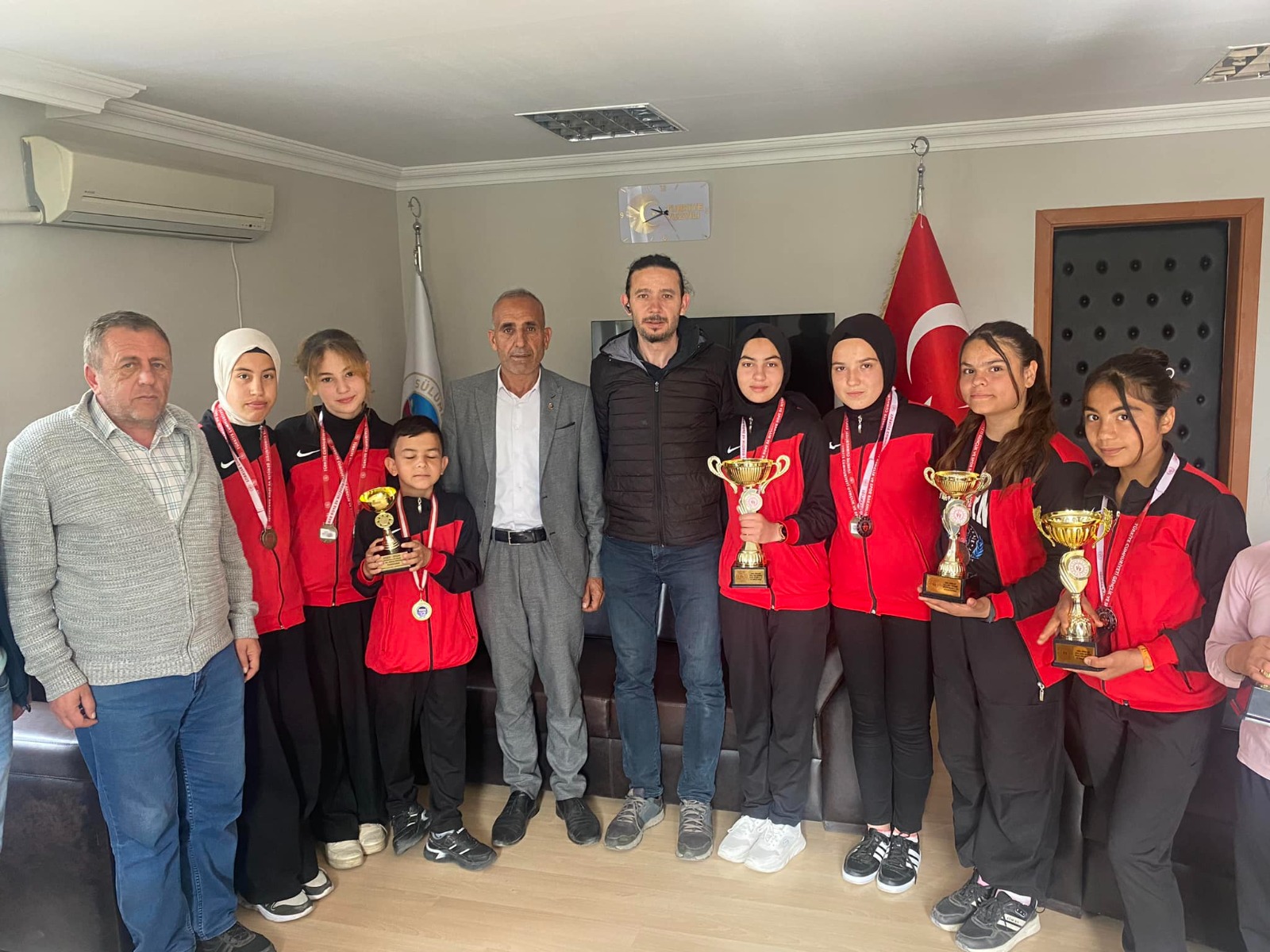 BAŞKAN VAROL  SATRANÇ TURNUVASINDA ÖDÜL ALAN ÖĞRENCİLERİ AĞIRLADI