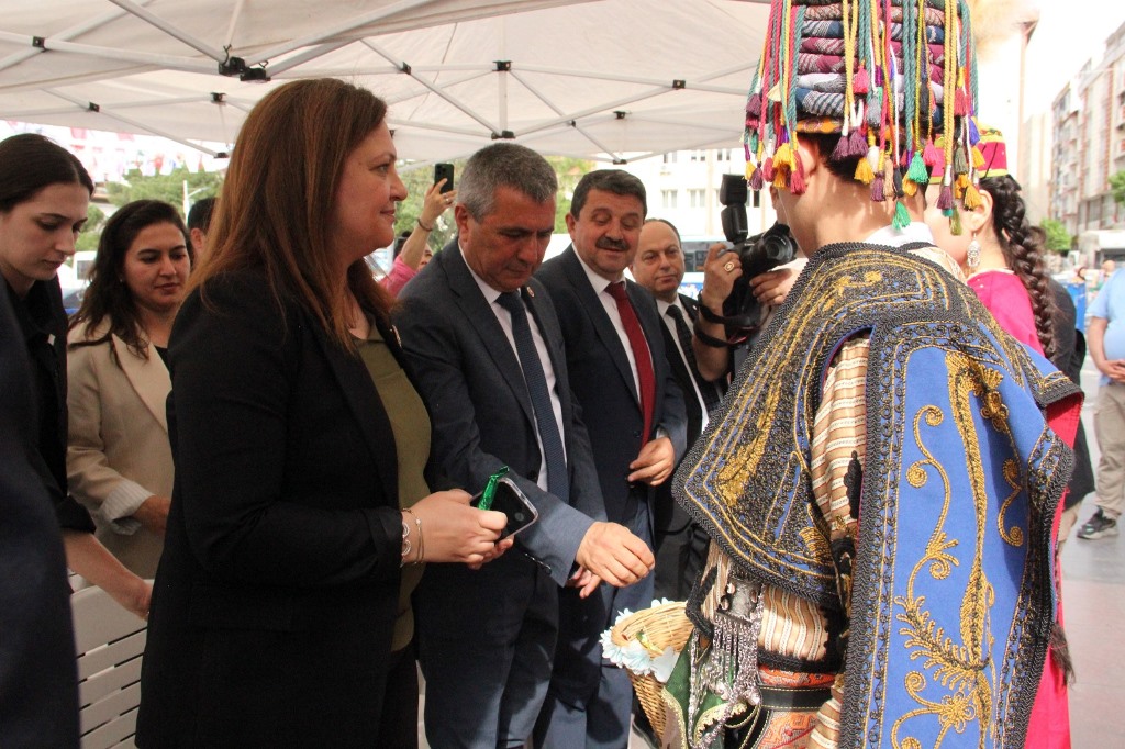 MANİSA'DAN BAŞKAN KÖKSAL'A MESİR MACUNU İKRAMI