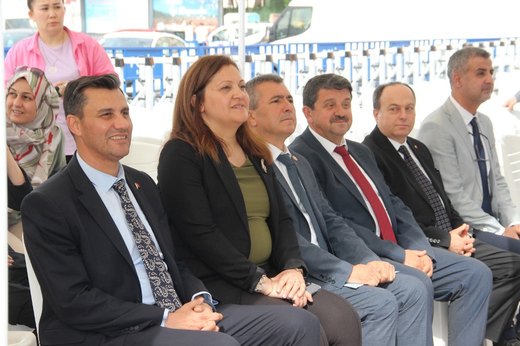MANİSA'DAN BAŞKAN KÖKSAL'A MESİR MACUNU İKRAMI