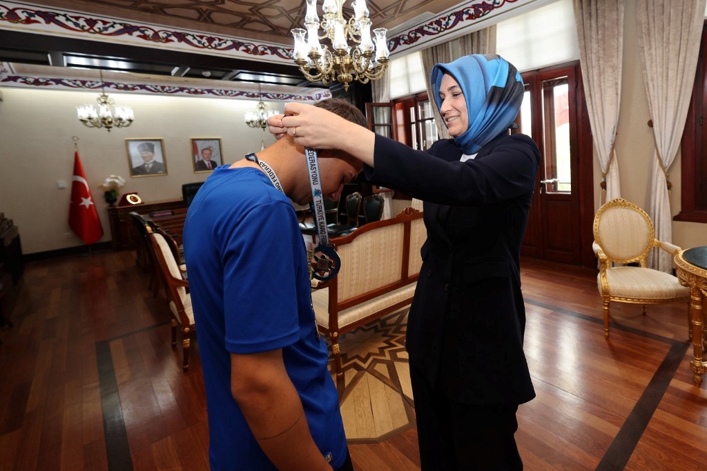 VALİ YİĞİTBAŞI, BAŞARILI SPORCULARI AĞIRLADI