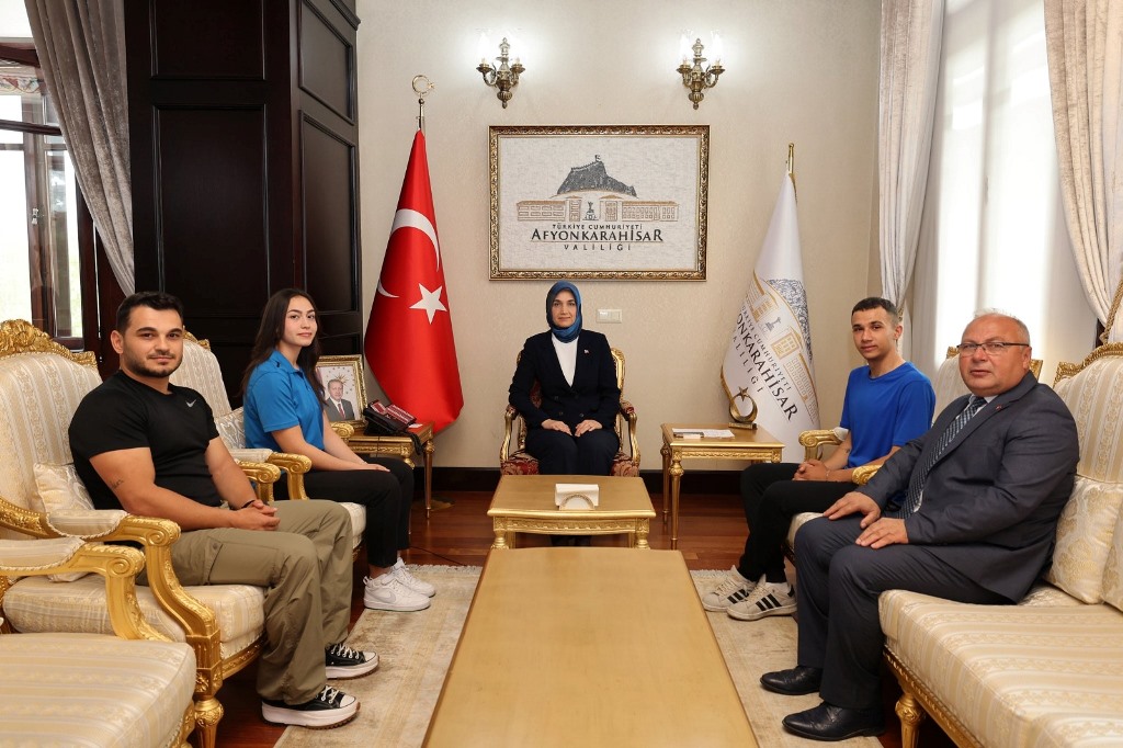 VALİ YİĞİTBAŞI, BAŞARILI SPORCULARI AĞIRLADI
