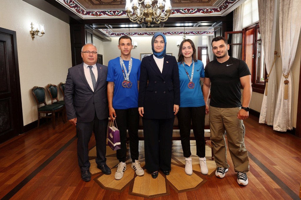 VALİ YİĞİTBAŞI, BAŞARILI SPORCULARI AĞIRLADI