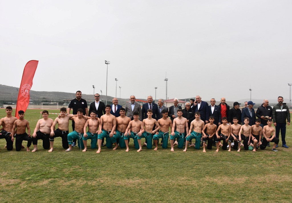 OKUL SPORLARINDA İLK KEZ KARAKUCAK GÜREŞLERİ DÜZENLENDİ