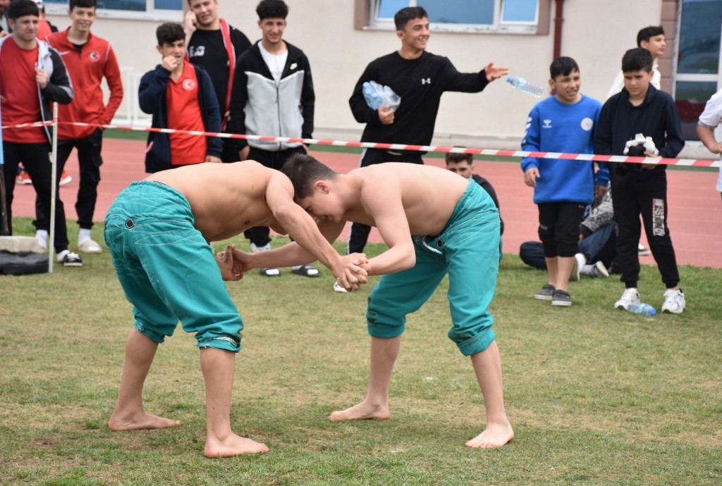 MİLLİ GÜREŞÇİLER AFYONKARAHİSAR'DA KAMP YAPIYOR