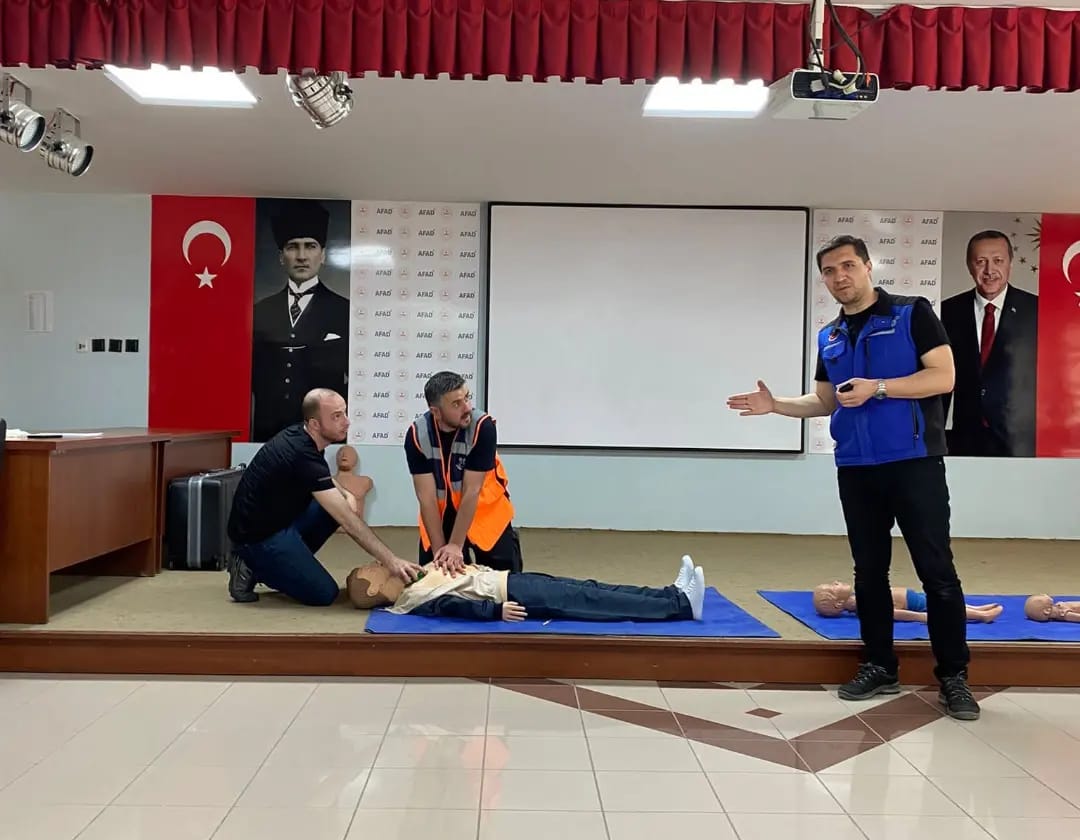 AFAD Afyonkarahisar'da Gönüllülere İlk Yardım Eğitimi Verdi