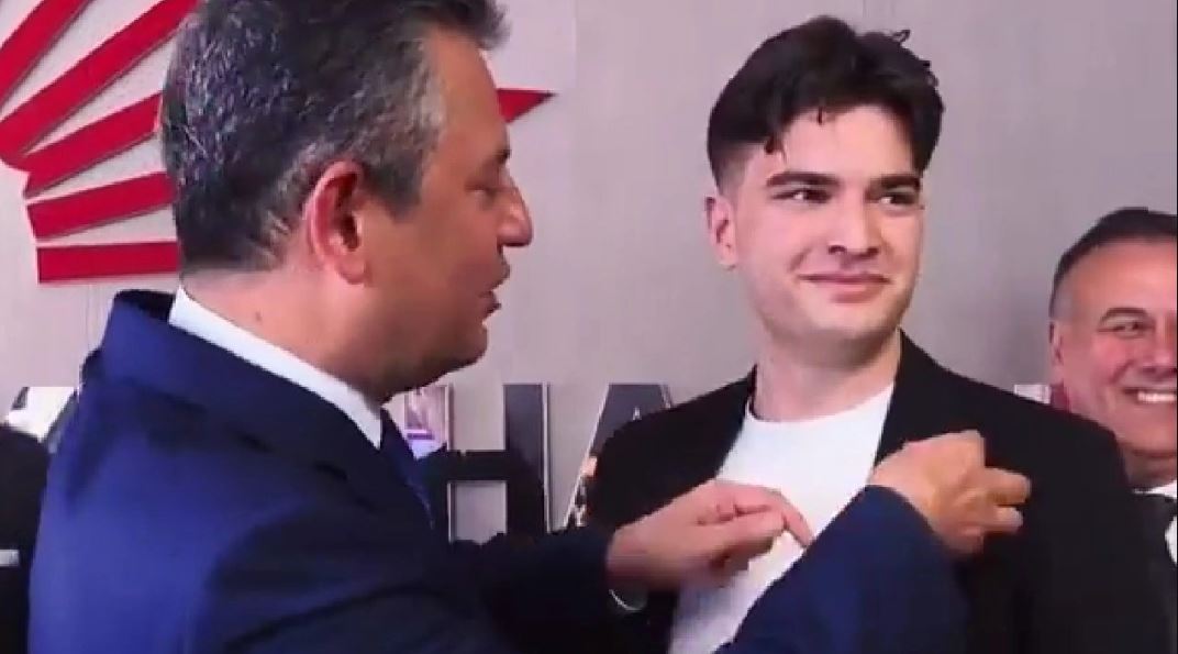 AK PARTİ'DEN CHP'YE GEÇEN GENCİN ROZET TAKMA TÖRENİ